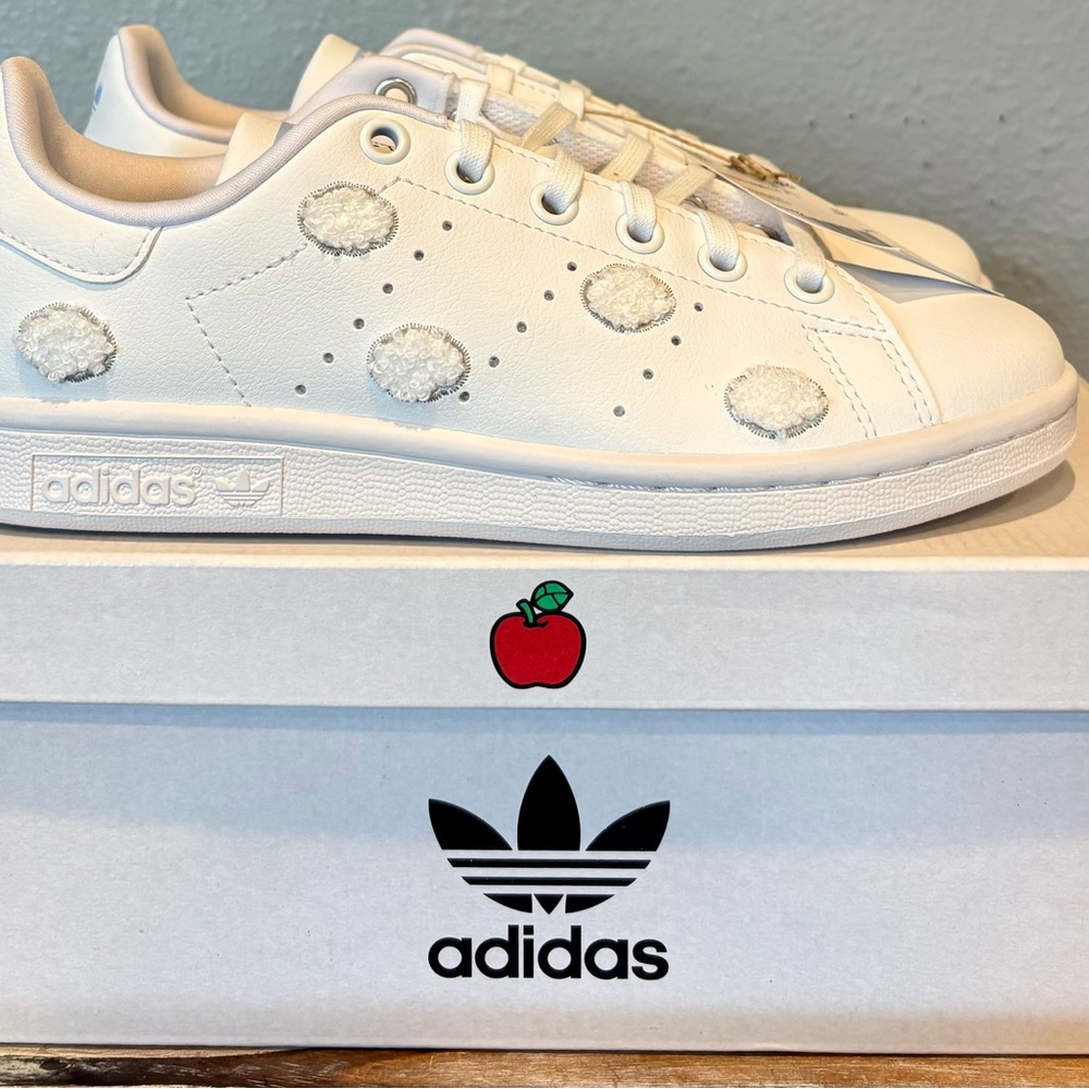 Adidas Stan Smith J x Hello Kitty Embroidered Clouds Sneakers, Size 4, BNWT